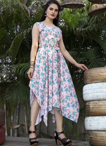 Garb This Readymade Long Kurti In Fine Color Fabricated On Georgette Beautified With Designer Digital Printed. It Is Light In Weight And Easy To Carry All Day Long. 