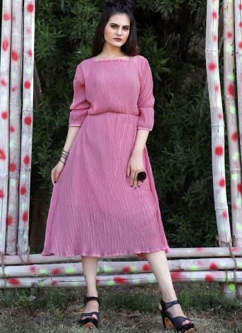 Garb This Readymade Long Kurti In Fine Color Fabricated On Georgette Beautified With Plain Crushed Designer. It Is Light In Weight And Easy To Carry All Day Long. 