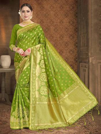 Attrective Looking This Traditional Saree Are Fine Saree Paired With Blouse.This Saree And Blouse Are Art Silk Based Fabric With Heavy Wevon Designer Work. Buy This Pretty Saree Now.