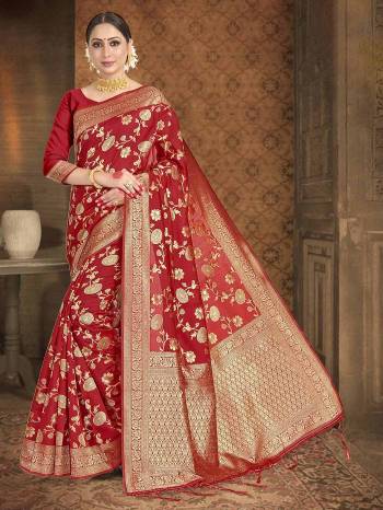 Attrective Looking This Traditional Saree Are Fine Saree Paired With Blouse.This Saree And Blouse Are Art Silk Based Fabric With Heavy Wevon Designer Work. Buy This Pretty Saree Now.