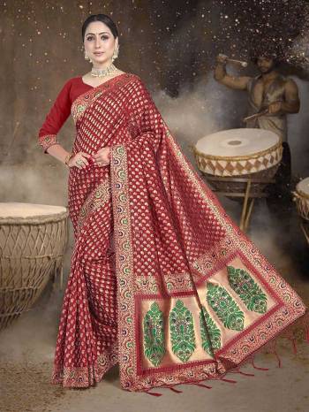 Gard This Traditional Fastival Saree Are Fine Saree Paired With Blouse.This Saree And Blouse Are Art Silk Fabric With Weaving Designer Work. Buy This Pretty Saree Now.