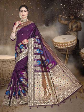 Gard This Traditional Fastival Saree Are Fine Saree Paired With Blouse.This Saree And Blouse Are Art Silk Fabric With Weaving Designer Work. Buy This Pretty Saree Now.