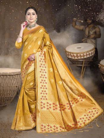 Gard This Traditional Fastival Saree Are Fine Saree Paired With Blouse.This Saree And Blouse Are Art Silk Fabric With Weaving Designer Work. Buy This Pretty Saree Now.