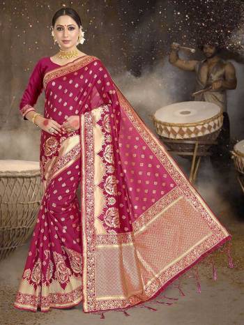 Gard This Traditional Fastival Saree Are Fine Saree Paired With Blouse.This Saree And Blouse Are Art Silk Fabric With Weaving Designer Work. Buy This Pretty Saree Now.