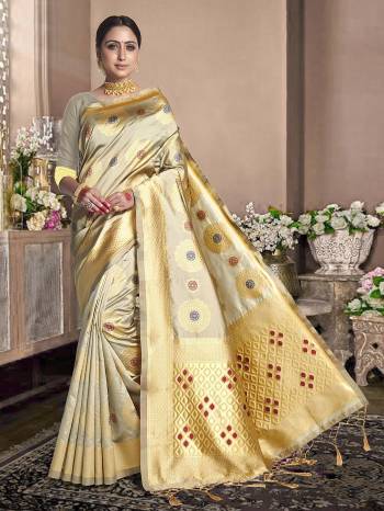 Gard This Traditional Fastival Saree Are Fine Saree Paired With Blouse.This Saree And Blouse Are Art Silk Fabric With Weaving Designer Work. Buy This Pretty Saree Now.