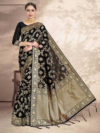 Attrective Looking This Traditional Saree Are Fine Saree Paired With Blouse.This Saree And Blouse Are Art Silk Based Fabric With Heavy Wevon Designer Work. Buy This Pretty Saree Now.