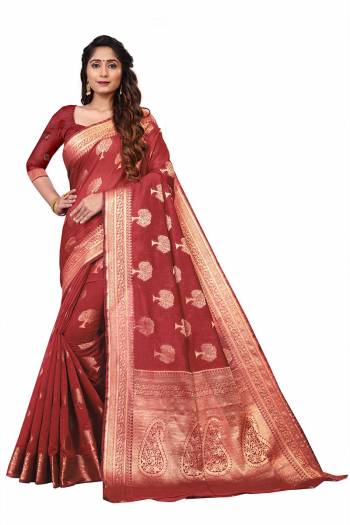 Garb This Stylist Saree Are Fine Saree Paired With Blouse.This Saree And Blouse Are Banarasi Cotton Fabric With Designer Wevon Jacquard. Buy This Pretty Saree Now.