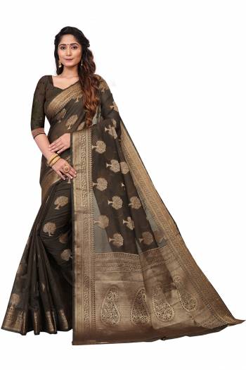 Garb This Stylist Saree Are Fine Saree Paired With Blouse.This Saree And Blouse Are Banarasi Cotton Fabric With Designer Wevon Jacquard. Buy This Pretty Saree Now.