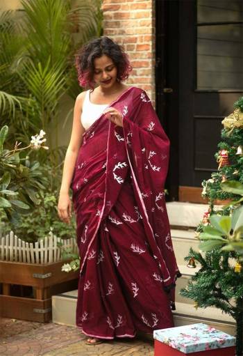 Looking This Stylist Saree Are Fine Saree Paired With Contrasted Blouse.This Saree Are Chanderi Silk And Blouse Are Banglori Satin Silk Based Fabric With Designer Printed. Buy This Pretty Saree Now.