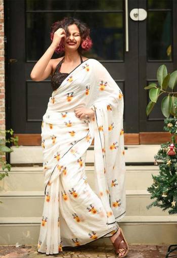 Attrective This Saree Are Fine Saree Paired With Contrasted Blouse.This Saree And Blouse Are Chanderi Silk Based Fabric With Designer Printed. Buy This Pretty Saree Now.