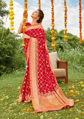 Attrective This Traditional Saree Are Fine Saree Paired With Blouse.This Saree And Blouse Are Silk Based Fabric With Heavy Wevon Designer Rich Pallu Work. Buy This Pretty Saree Now.