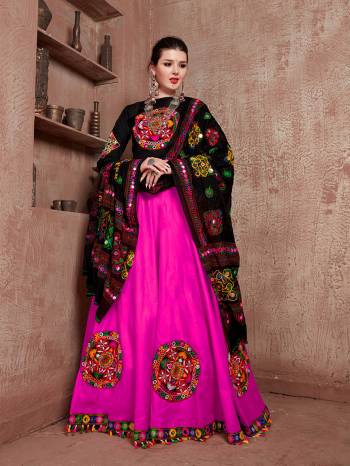 Traditional Navratra Special Designer Lehenga Choli And Dupatta In Fine Color. Blouse Are Fabricated On Art Silk And Lahenga Are Cotton Beautified With Dupatta Are Soft Cotton Fabric With Gamthi Embroidery Work. 