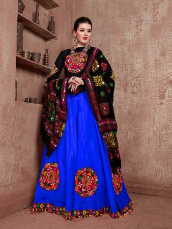 Traditional Navratra Special Designer Lehenga Choli And Dupatta In Fine Color. Blouse Are Fabricated On Art Silk And Lahenga Are Cotton Beautified With Dupatta Are Soft Cotton Fabric With Gamthi Embroidery Work. 