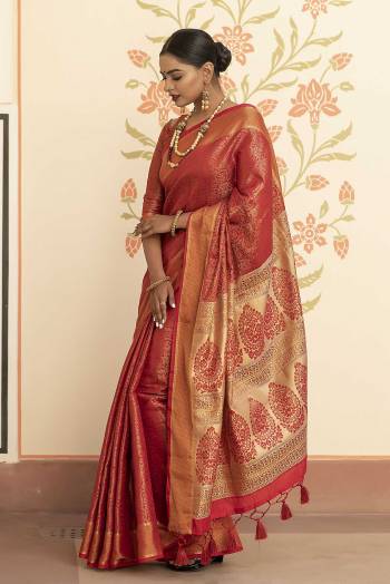 Looking This Traditional Saree Are Fine Saree Paired With Blouse.This Saree And Blouse Are Kanchipuram Silk Based Fabric With Wevon Designer Jari Work. Buy This Pretty Saree Now.