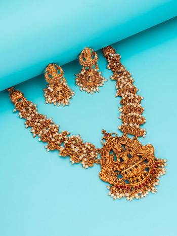 Attrective Look To Your Personality By Pairing Up This Beautiful Necklace Set With Your Ethnic Attire. This Pretty Set Is In Gold Color Beautified With Temple Work. Buy Now.