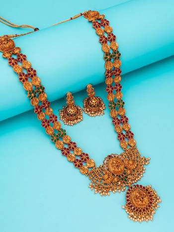 Attrective Look To Your Personality By Pairing Up This Beautiful Necklace Set With Your Ethnic Attire. This Pretty Set Is In Gold Color Beautified With Temple Work. Buy Now.