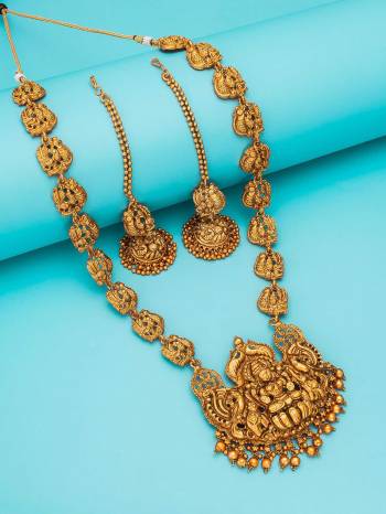 Attrective Look To Your Personality By Pairing Up This Beautiful Necklace Set With Your Ethnic Attire. This Pretty Set Is In Gold Color Beautified With Temple Work. Buy Now.