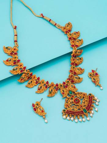 Attrective Look To Your Personality By Pairing Up This Beautiful Necklace Set With Your Ethnic Attire. This Pretty Set Is In Gold Color Beautified With Temple Work. Buy Now.