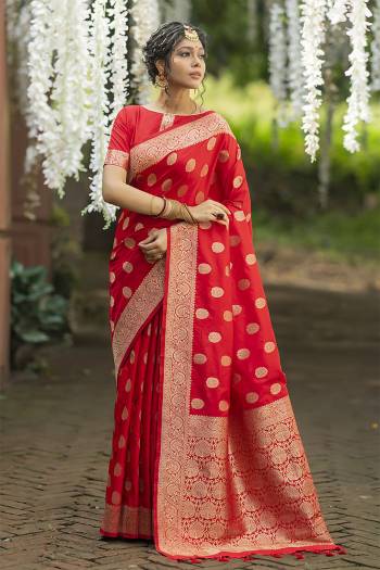 Attrective This Fastival Saree Are Fine Saree Paired With Blouse.This Saree And Blouse Are Banarasi Silk Based Fabric With Heavy Wevon Designer Pallu And Butti Work. Buy This Pretty Saree Now.