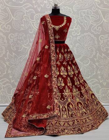 Garb This Wedding Partywear Heavy Designer Lehenga Choli And Dupatta In Fine Color Fabricated On Velvet Beautified With Heavy Attractive Designer Embroidery And Zarkan Diamond Work. 