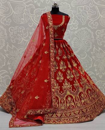 Garb This Wedding Partywear Heavy Designer Lehenga Choli And Dupatta In Fine Color Fabricated On Velvet Beautified With Heavy Attractive Designer Embroidery And Zarkan Diamond Work. 