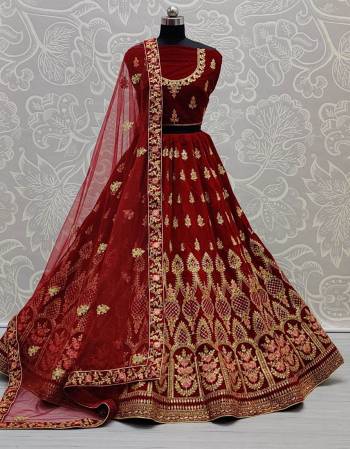 Garb This Wedding Partywear Heavy Designer Lehenga Choli And Dupatta In Fine Color Fabricated On Velvet Beautified With Heavy Attractive Designer Embroidery And Zarkan Diamond Work. 