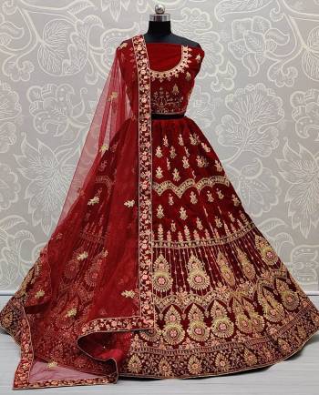 Garb This Wedding Partywear Heavy Designer Lehenga Choli And Dupatta In Fine Color Fabricated On Velvet Beautified With Heavy Attractive Designer Embroidery And Zarkan Diamond Work. 