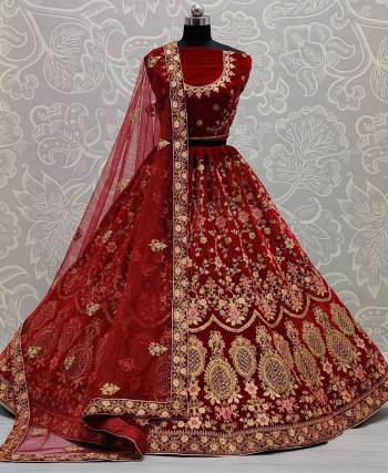 Garb This Wedding Partywear Heavy Designer Lehenga Choli And Dupatta In Fine Color Fabricated On Velvet Beautified With Heavy Attractive Designer Embroidery And Zarkan Diamond Work. 