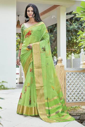 Attrective This Traditional Saree Are Fine Saree Paired With Blouse.This Saree And Blouse Are Organza Based Fabric With Wevon Designer With Digital Printed. Buy This Pretty Saree Now.