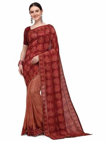 Garb This Fastival Saree Are Fine Saree Paired With Blouse.This Saree And Blouse Are Gadwal Silk Based Fabric With Designer Digital Printed With Khatli Outline Hand Work. Buy This Pretty Saree Now.