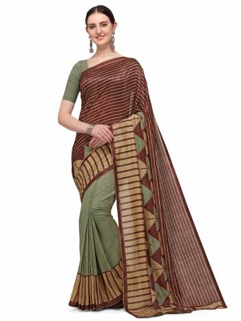 Garb This Fastival Saree Are Fine Saree Paired With Blouse.This Saree And Blouse Are Gadwal Silk Based Fabric With Designer Digital Printed With Khatli Outline Hand Work. Buy This Pretty Saree Now.