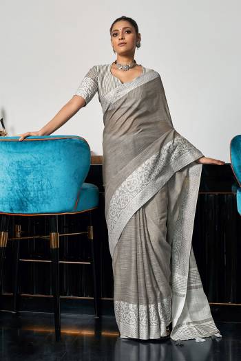 Garb This Traditional Saree Are Fine Saree Paired With Blouse.This Saree And Blouse Are Linen Based Fabric With Wevon Designer Pallu Border Work. Buy This Pretty Saree Now.