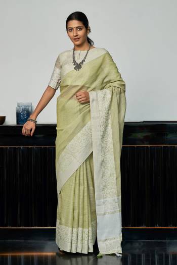 Garb This Traditional Saree Are Fine Saree Paired With Blouse.This Saree And Blouse Are Linen Based Fabric With Wevon Designer Pallu Border Work. Buy This Pretty Saree Now.