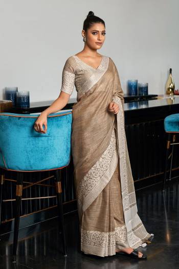 Garb This Traditional Saree Are Fine Saree Paired With Blouse.This Saree And Blouse Are Linen Based Fabric With Wevon Designer Pallu Border Work. Buy This Pretty Saree Now.