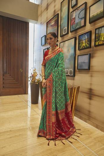 Looking This Traditional Saree Are Fine Saree Paired With Contrasted Blouse.This Saree And Blouse Are Art Silk Based Fabric With Heavy Jacquard Designer Work. Buy This Pretty Saree Now.