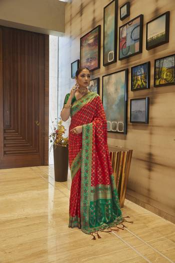 Looking This Traditional Saree Are Fine Saree Paired With Contrasted Blouse.This Saree And Blouse Are Art Silk Based Fabric With Heavy Jacquard Designer Work. Buy This Pretty Saree Now.