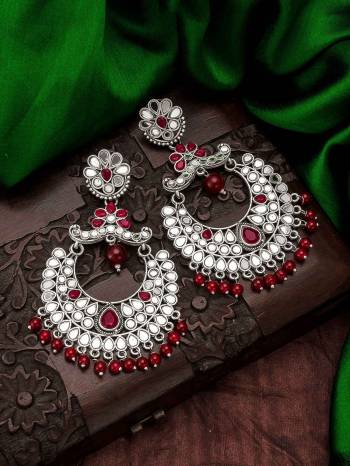 Attrective Look To Your Personality By Pairing Up This Beautiful Earring With Your Ethnic Attire. This Pretty Set Is In Fine Color Beautified With Kundan Work. Buy Now.