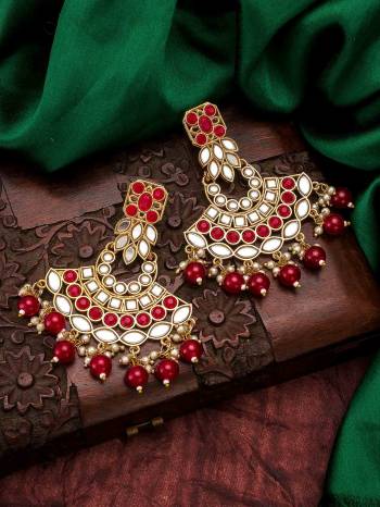 Attrective Look To Your Personality By Pairing Up This Beautiful Earring With Your Ethnic Attire. This Pretty Set Is In Fine Color Beautified With Kundan Work. Buy Now.