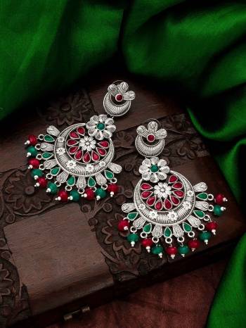 Attrective Look To Your Personality By Pairing Up This Beautiful Earring With Your Ethnic Attire. This Pretty Set Is In Fine Color Beautified With Kundan Work. Buy Now.