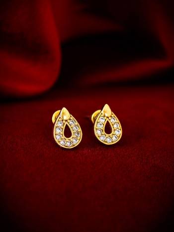 Attrective Look To Your Personality By Pairing Up This Beautiful Earring With Your Ethnic Attire. This Pretty Set Is In Fine Color Beautified With Stud Work. Buy Now.