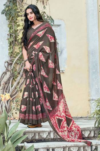 Attrective This Designer Saree Are Fine Saree Paired With Blouse.This Saree And Blouse Are Cotton Based Fabric With Looking Designer Printed. Buy This Pretty Saree Now.