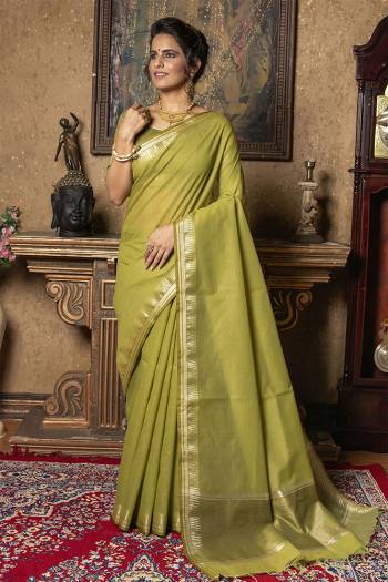 Looking This Designer Saree Are Fine Saree Paired With Blouse.This Saree And Blouse Are Linen Silk Based Fabric With Heavy Weaving Designer Temple Border Pallu Work. Buy This Pretty Saree Now.