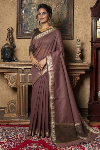 Looking This Designer Saree Are Fine Saree Paired With Blouse.This Saree And Blouse Are Linen Silk Based Fabric With Heavy Weaving Designer Temple Border Pallu Work. Buy This Pretty Saree Now.