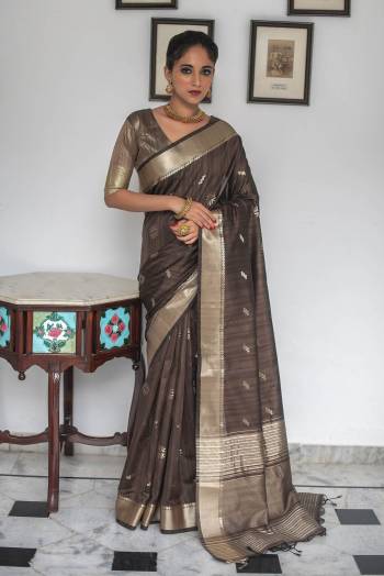 Stylist This Designer Saree Are Fine Saree Paired With Blouse.This Saree And Blouse Are Tassar Silk Based Fabric With Heavy Wevon Jari Border Butti Designer. Buy This Pretty Saree Now.