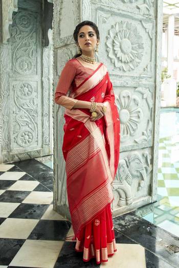 Stylist This Designer Saree Are Fine Saree Paired With Blouse.This Saree And Blouse Are Tassar Silk Based Fabric With Heavy Wevon Jari Border Butti Designer. Buy This Pretty Saree Now.