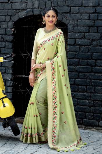 Garb This Designer Partywear Saree Are Fine Saree Paired With Blouse.This Saree And Blouse Are Linen Based Fabric With Wevon Designer Palu Border With Embroidery Work. Buy This Pretty Saree Now.