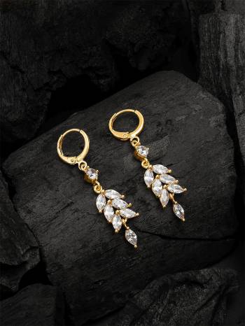 Attrective Look To Your Personality By Pairing Up This Beautiful Earring With Your Ethnic Attire. This Pretty Set Is In Fine Color Beautified With American Diamond Work. Buy Now.