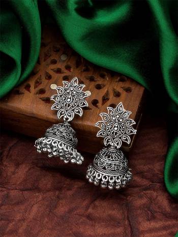 Attrective Look To Your Personality By Pairing Up This Beautiful Earring With Your Ethnic Attire. This Pretty Set Is In Fine Color Beautified With Traditional Work. Buy Now.