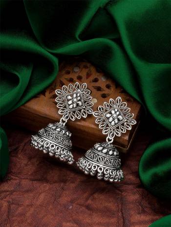 Attrective Look To Your Personality By Pairing Up This Beautiful Earring With Your Ethnic Attire. This Pretty Set Is In Fine Color Beautified With Traditional Work. Buy Now.