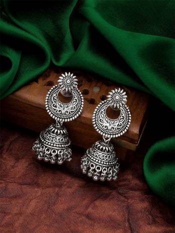 Attrective Look To Your Personality By Pairing Up This Beautiful Earring With Your Ethnic Attire. This Pretty Set Is In Fine Color Beautified With Traditional Work. Buy Now.